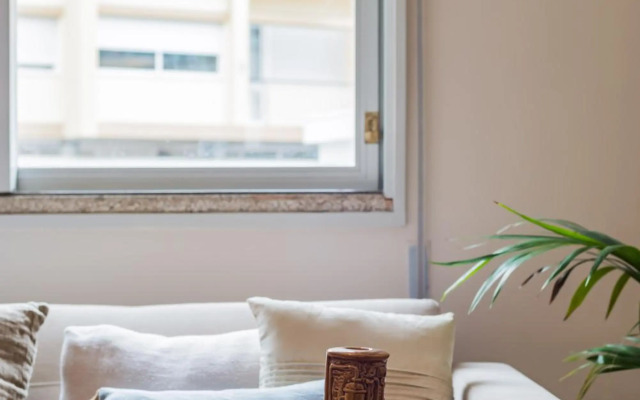 UNIQUE Modernist Duplex apartment & PARKING