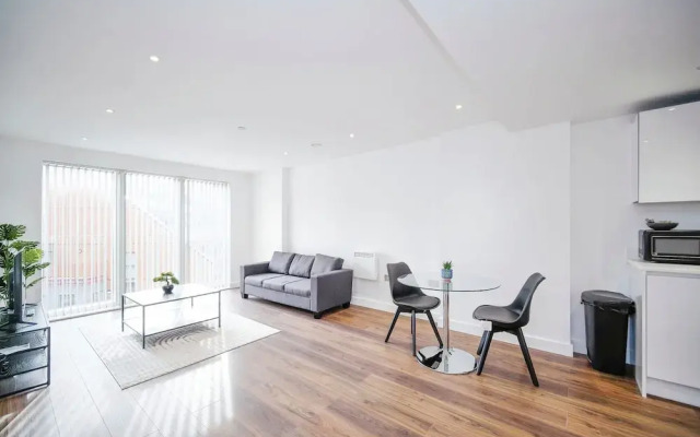1 Bed Serviced Apartment Bracknell Station 5 Mins