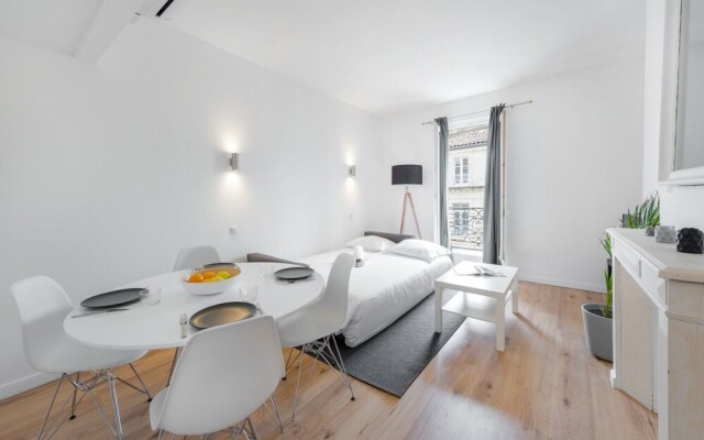 Cosy Duplex Overlooking the "rue de la Loge"!