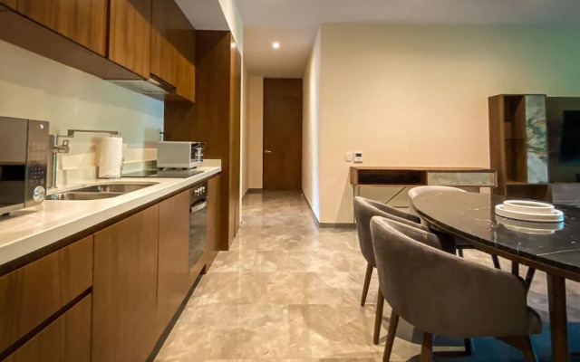Bright and Sunny 2 BR Condo With Private Garden Jacuzzi