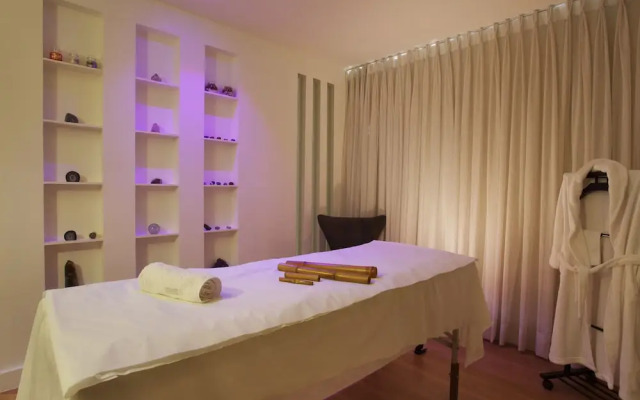 Naoum Plaza Hotel