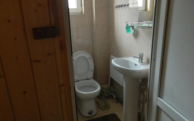 Частный дом с номерами и отдельной кухней — фото