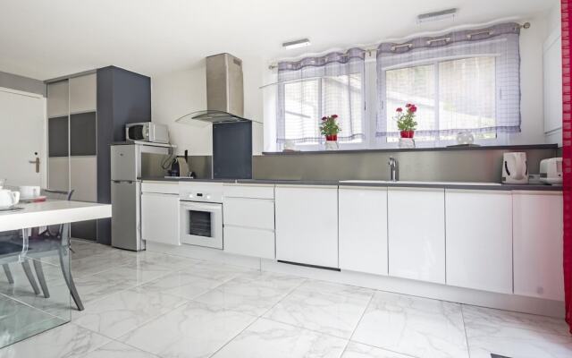 Panoramic White House Suite in Tulle