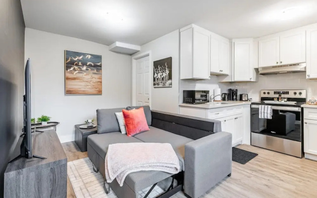 Upscale 2BR With King Bed-prime Location