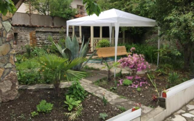 Nika's Guest House