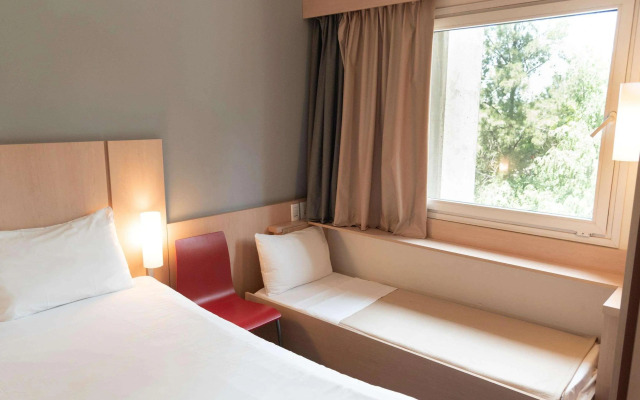 Ibis Pilar