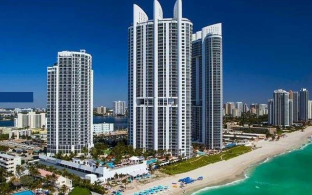Fabulous Waterfront 2BR 2BA Trump Tower Apartment 6 Guests