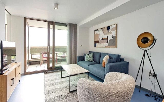 Striking One-bedroom Apartment Vibrant Poplar