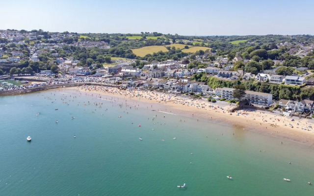 Glynmar - Sea Glimpses Hot Tub Pool Table