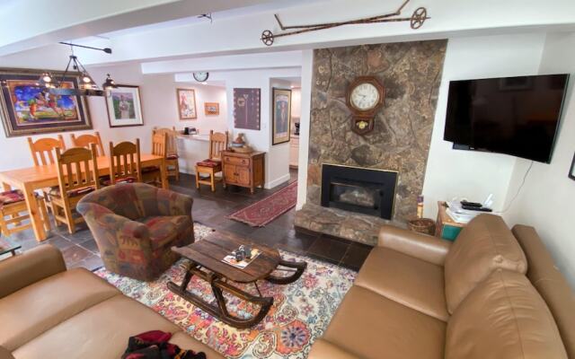 #010 Vail International