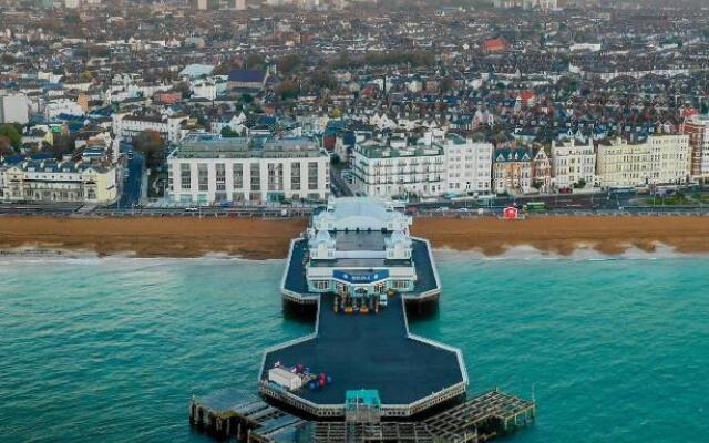 Southsea Royale Studio, James Bond, Parking, Seafront