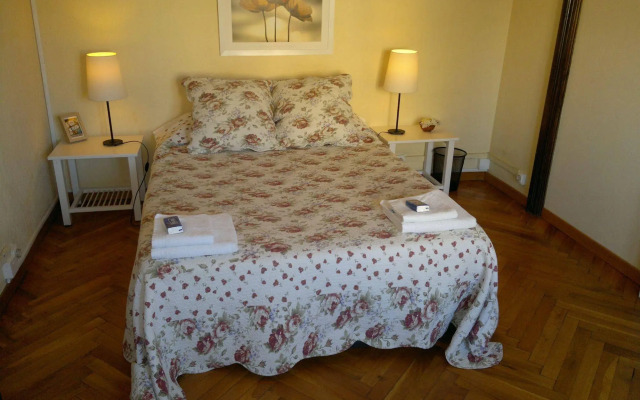 Ally's Guest House Barcelona B&B