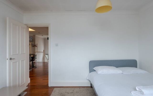 Comfy And Bright 2Br Home In West Kensington Fits 4