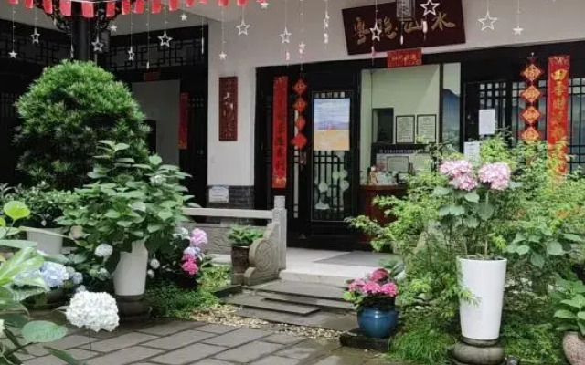 Shuimo Ancient Town Yueyin Shanshui B&B