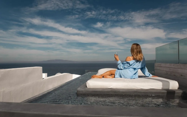 Almyra Oia Suites
