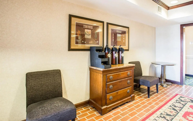 HomeTowne Studios & Suites by Red Roof Charlotte - Concord