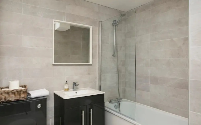 Bright Spacious Condo Free Parking 5min to Beach