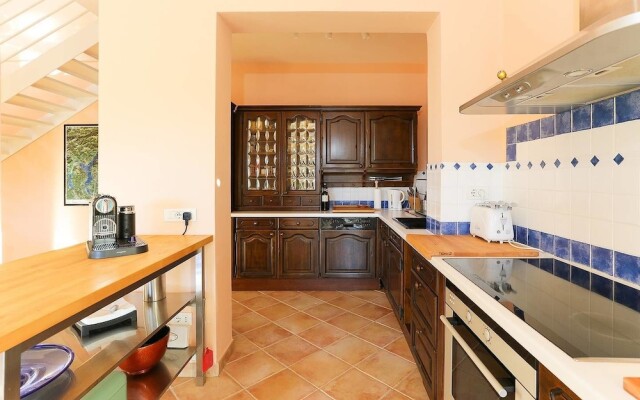 Stunning 4 bed Villa With Private Pool, Bbq, Wifi, Lake Views, Walking Distance to Restaurant