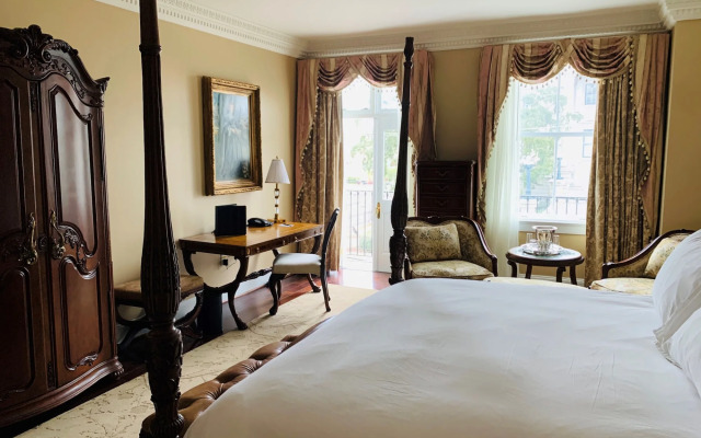 Market Pavilion Hotel
