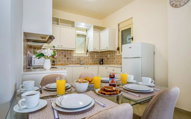 Dione Apartment with Terrace near Kalathas beach