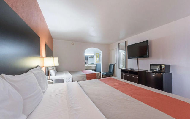Motel 6 San Antonio, TX - I-10 West
