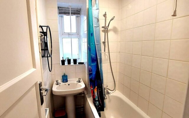 Charming Three Bedroom 5 Double Bed Apt in London
