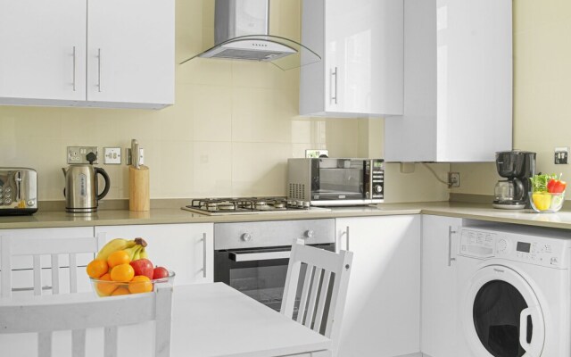 Paddington Station 2BR City Apartment