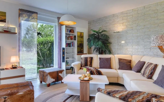 Villa in Novigrad With Pool Near Beach