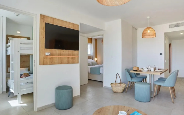 Apartment in Giens With Pool & Beaches Nearby