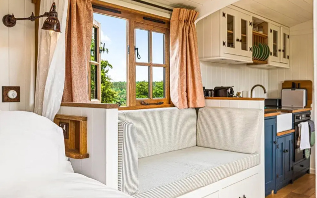 Drovers Hill at Stonor - Quercus - Shepherds hut