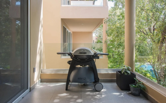 LUXURY! 4 POOLS - 2-bdr condo - GYM (V233)