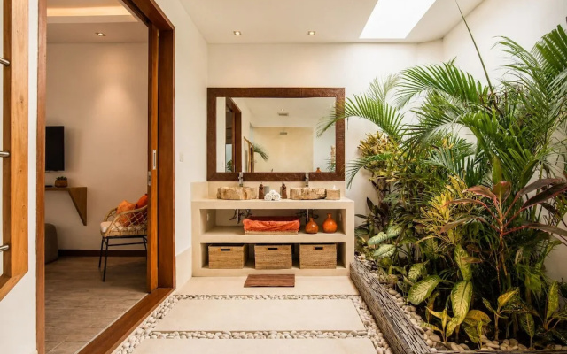 Dreamy 5 BR Villa 200m to Berawa Beach