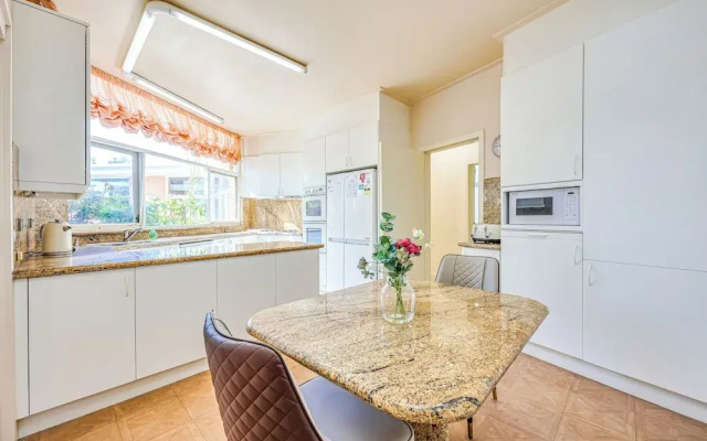 StayAU Spacious 6BR McKinnon Pool Home