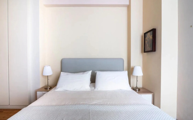 Neoclassical Athenian 2-bed Apt Balcony