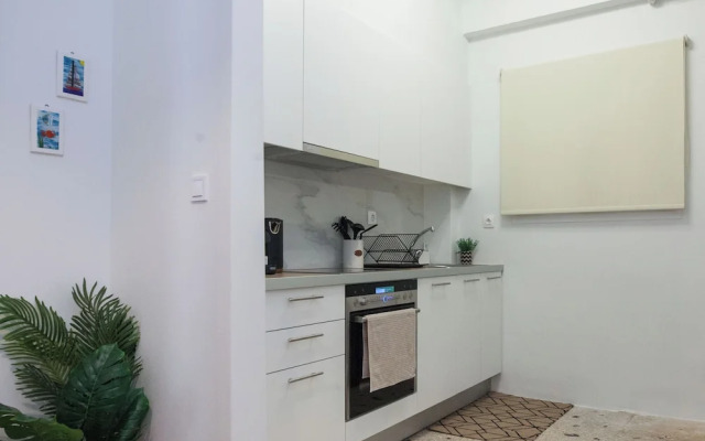 Fresh Urban Apt with Balcony in Zografou