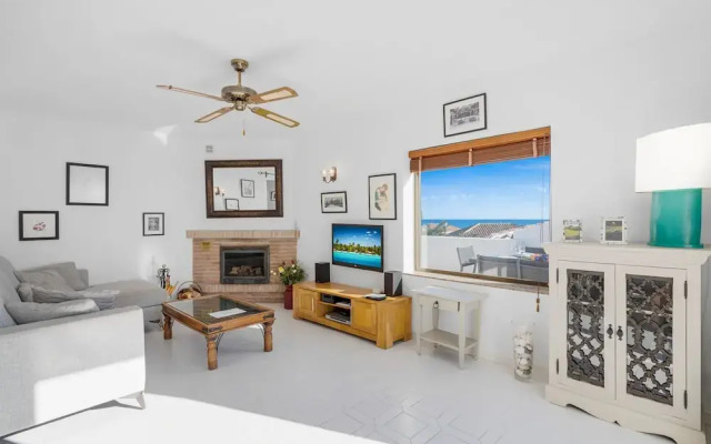Apartment With Roof Terrace and Pool - Ref 129