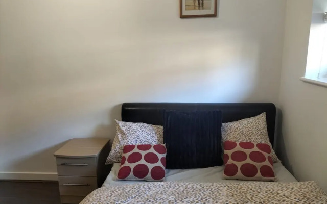 Central 2-bed Apt - Sleeps 4 - Parking & Wifi