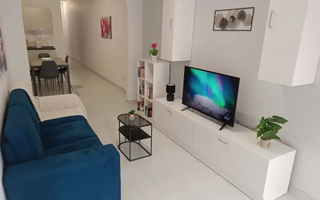 Seaside Stylish and Spacious 2-bedroom Apartment
