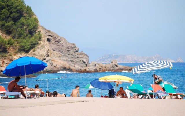 Beautiful Holiday Home With Dishwasher at 900m. From the sea