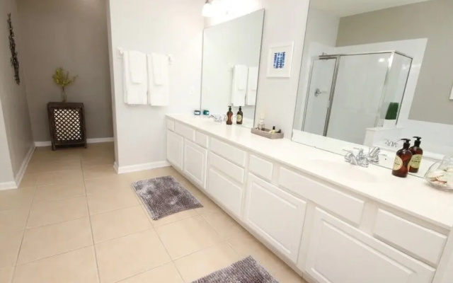 Lakeview Fantasy New! 3 Bedroom Condo by RedAwning