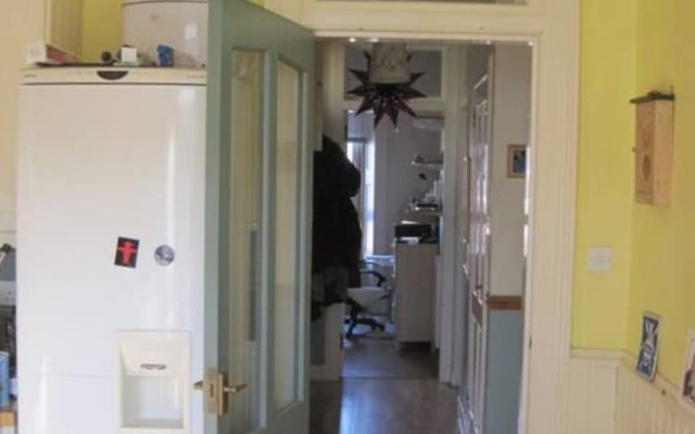 Spacious 2 Bedroom Victorian Apartment Near Leith