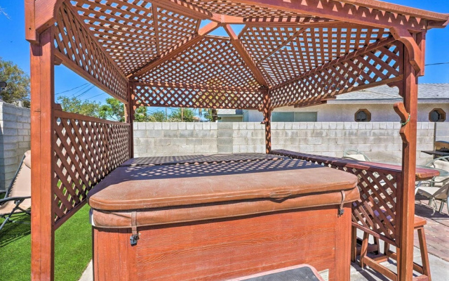Las Vegas Getaway w/ Patio & Grill: ~3mi to Strip!