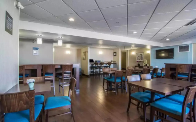 Comfort Inn And Suites South