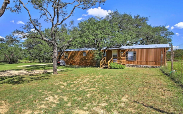 Quiet Utopia Cabin w/ Deck & Mountain Views!