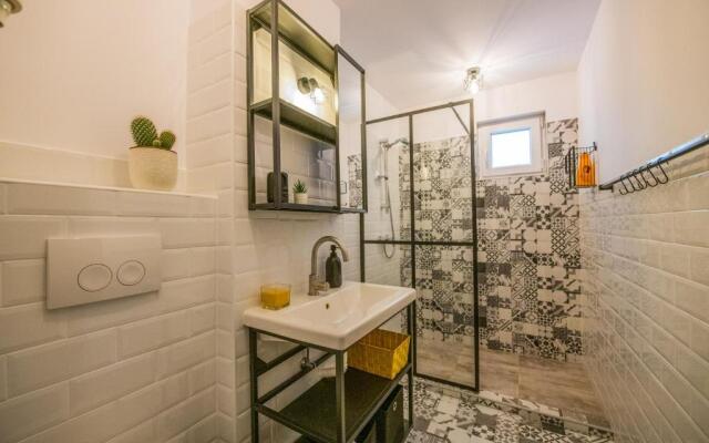 Kitty Sunflower Apartment