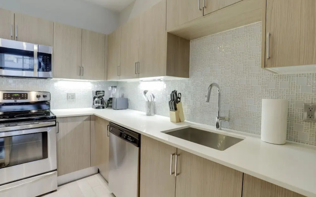 Fantastic Condo at Crystal City With Gym