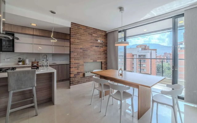 w Elegant 3BR w Outdoor Balcony