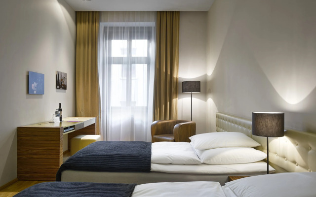 The ICON Hotel & Lounge