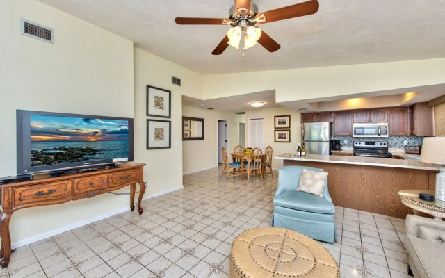 Avanti Vacation Rental, Relaxing 3-BR Retreat with Private Pool Minutes from Vanderbilt Beach and Delnor-Wiggins State Park. Enjoy Southern Exposure, BBQ Area, and Pet-Friendly Comfort