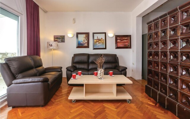 Amazing Home in Okrug Donji With 5 Bedrooms